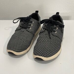 Toms size 10 women’s sneakers